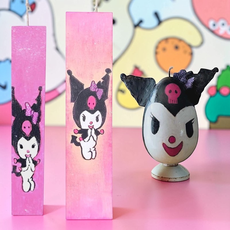 ΛΑΜΠΑΔΑ ΠΛΑΚΕ 20x40x330mm ΖΩΓΡΑΦΙΣΤΗ KUROMI & ΛΑΜΠΑΔΟΚΟΥΤΟ 60x60x440mm ΞΥΛΙΝΟ ΖΩΓΡΑΦΙΣΤΟ KUROMI & ΖΩΓΡΑΦΙΣΤΟ ΑΥΓΟ ΚΕΡΙΝΟ Ø100x135mm KUROMI 09